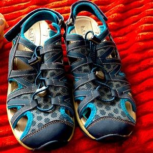 KEEN women’s 8 back Velcro strap very light weight